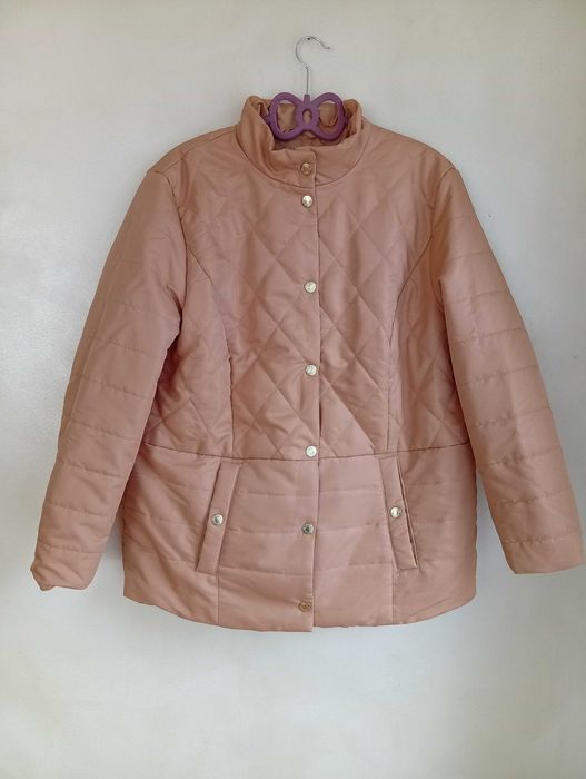 Beżowa kurtka damska pikowana 50