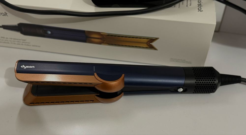 Dyson Airstrait.