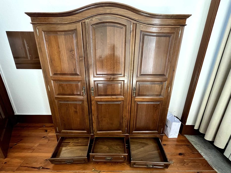 Armário / Roupeiro / Guarda-Roupa de Madeira