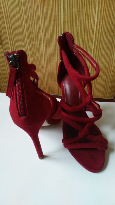 Летние, модельные босоножки. Застегиваются на молнии. Удобная колодка,