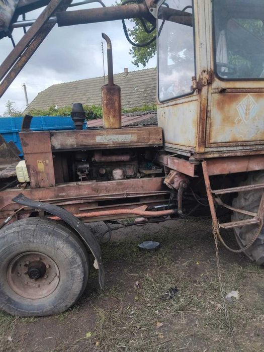 Трактор-навантажувач Карпатець