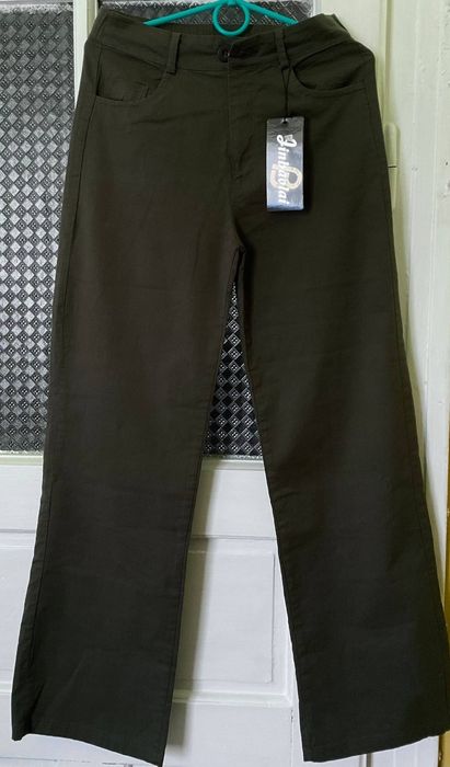 Штани кольору хакі