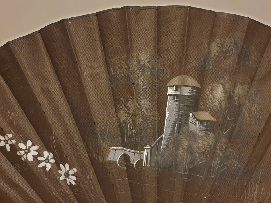 Antigo leque em seda pintada com estrutura em madeira