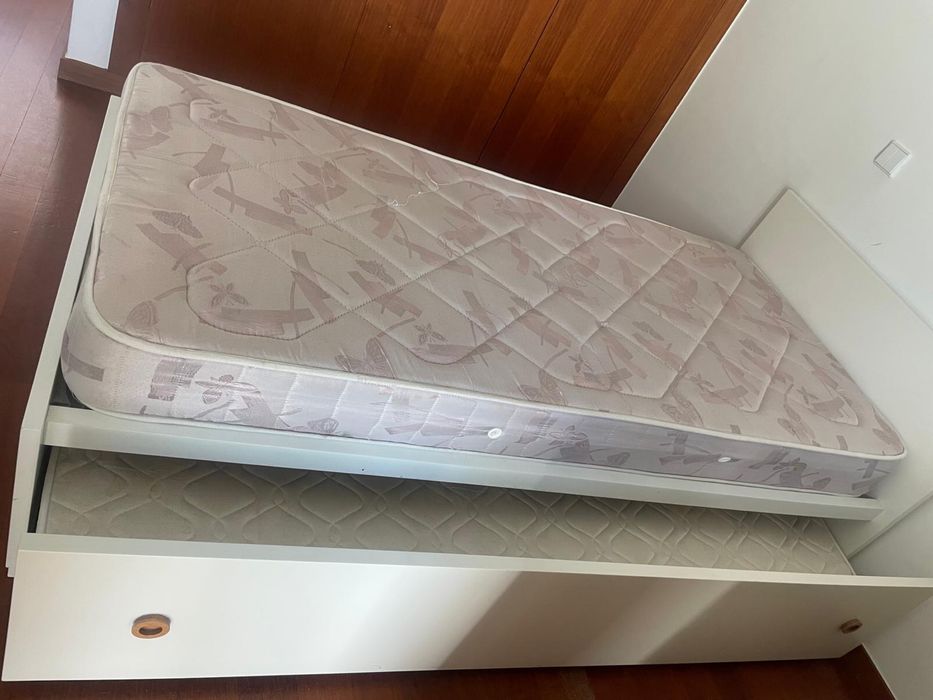 Cama de solteiro com 2 colchões