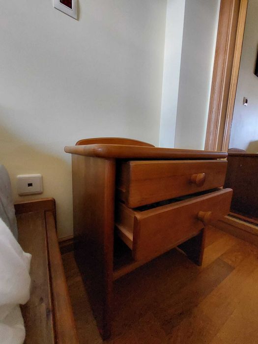 1 Und. Mesa de Cabeceira - CERNE - MADEIRA MACIÇA