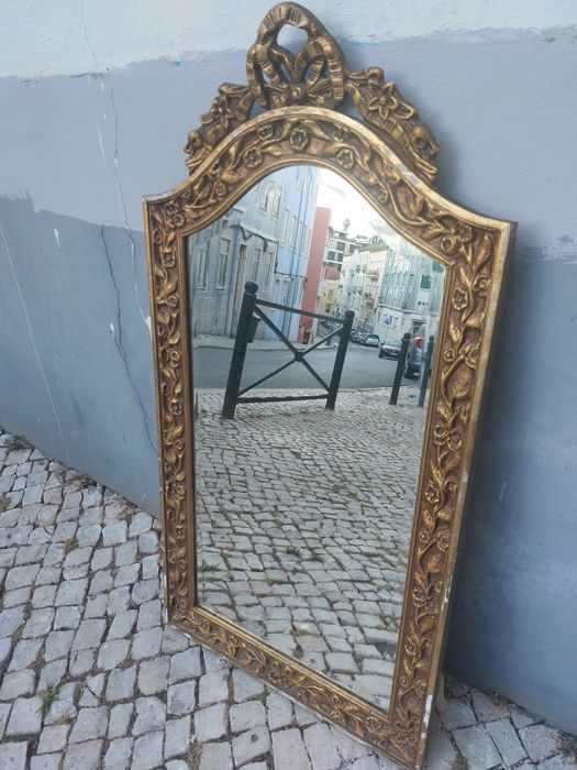 Espelho esculpido em talha dourada