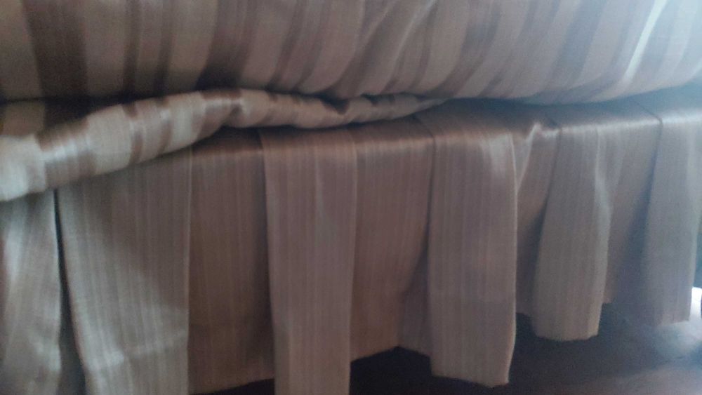 Cortinados, colcha e almofadas em shantung de seda+varão metal dourado
