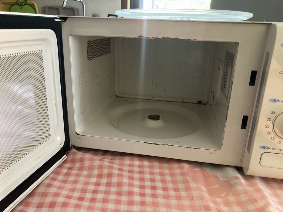 Micro-ondas Daewoo 800W – A Funcionar | Prato em Vidro Incluído