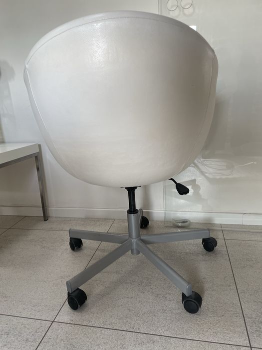 fotel Ikea z nowo obitym siedzeniem z materiału imitującego skórę