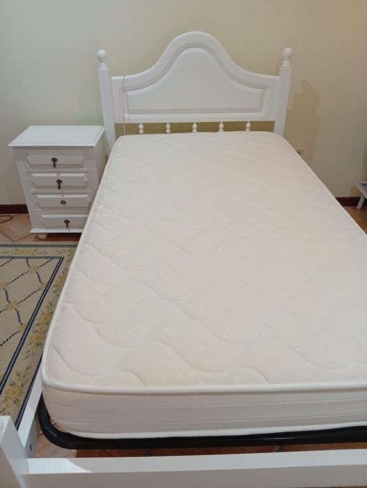 Cama 90x200 e mesa de cabeceira