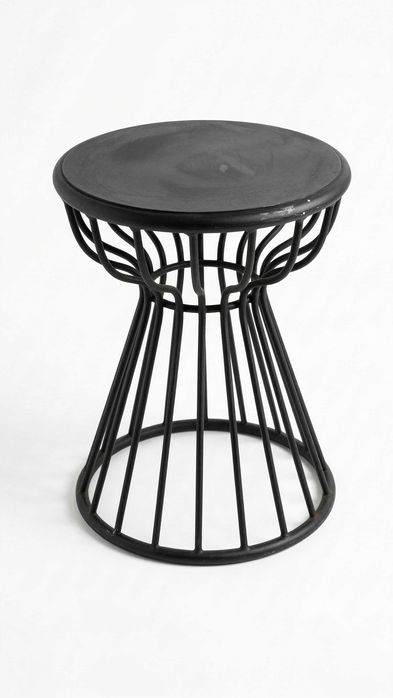 Mesinha com tampo em madeira preto e base em metal