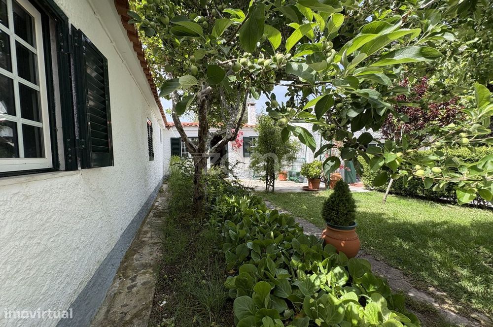 Moradia com logradouro, área total de 520m2 nas Raposeiras/Sintra