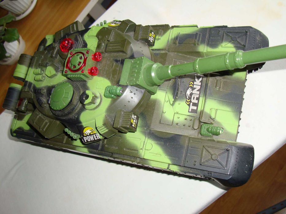 Большой Боевой Танк на радиоуправлении