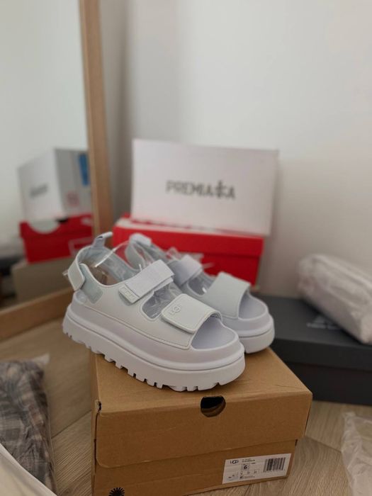 Босоніжки ugg на платформі