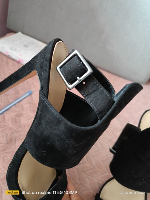 Buty na obcasie firmy Zara.