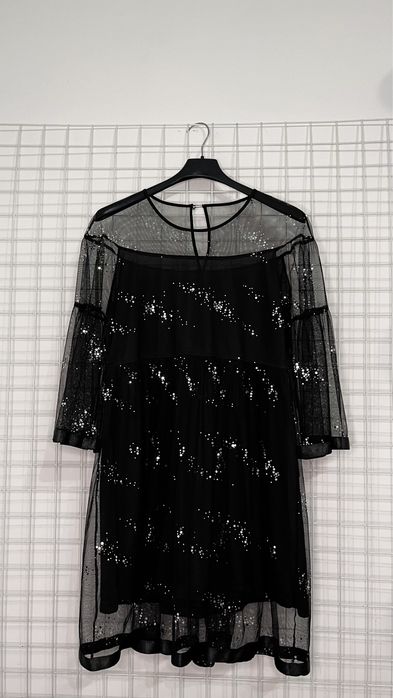 Чорне плаття в сіточку