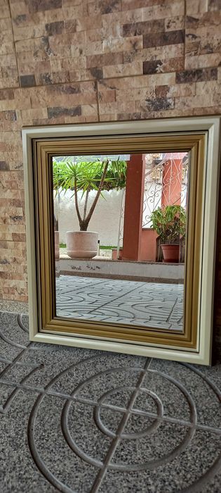 Mobiliário em madeira maciça com filete dourado