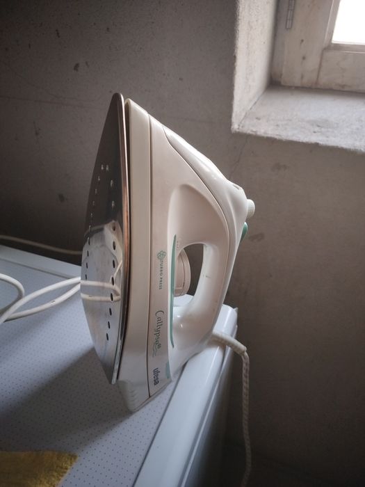 Tábua de engomar 13 euros + Ferro Ufesa 10 euros