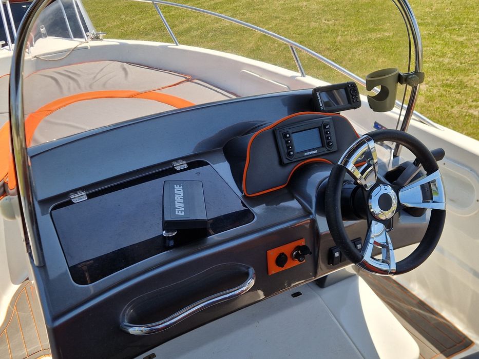 Łódź motorowa Mazury M550 Silnik EVINRUDE Przyczepa