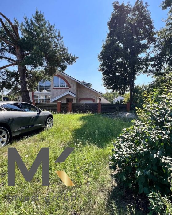 Двоповерховий будинок з видом на ліс у котеджному містечку