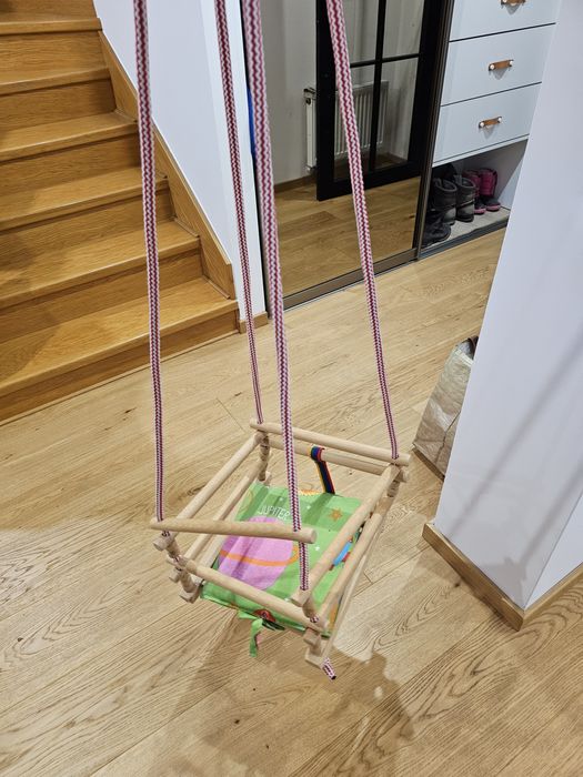 Drewniana huśtawka dla dziecka