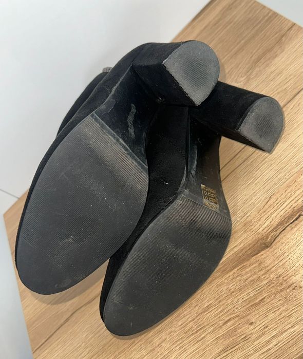 Botki zamszowe na obcasie 39