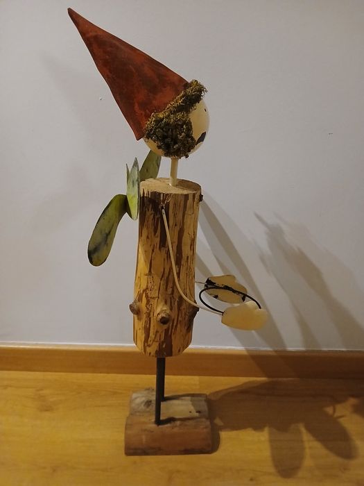 Boneca decorativa em metal e madeira