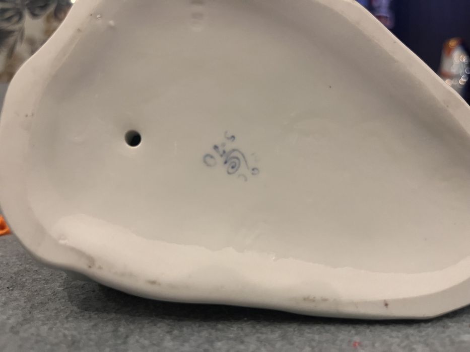 Figurka Dziewczyna z kwiatem w dłoni