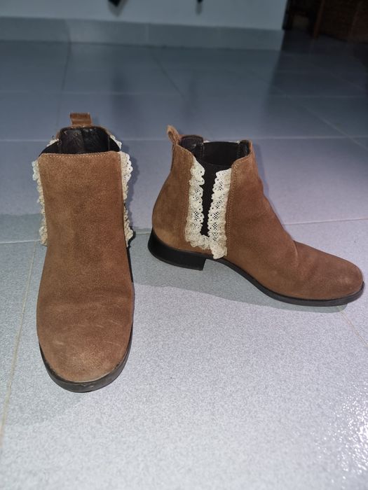 Botas em camurça com folho