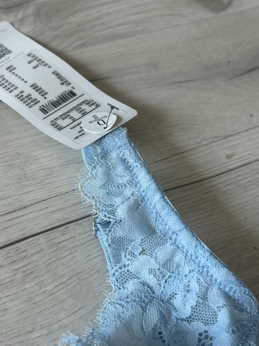 Śliczny koronkowy biustonosz Hunkemöller w kolorze baby blue nowy!