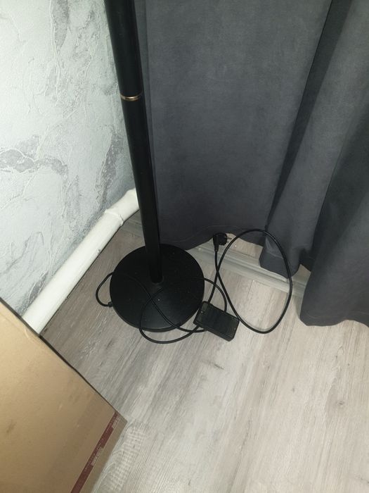 Підлогові лампи.