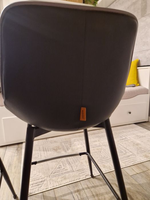 Sprzedam dwa krzesła barowe wys.  60 cm