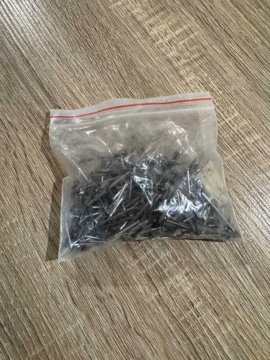 Conjunto pregos / cavilhas / parafusos pladur