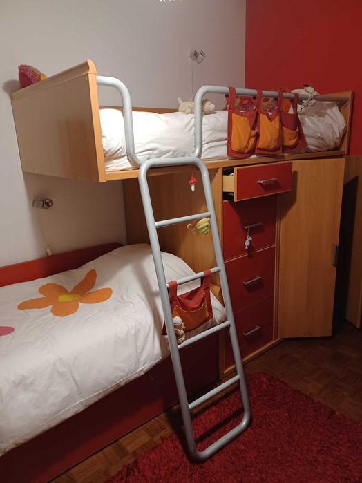 Beliche com 3 camas e arrumação mais Secretária