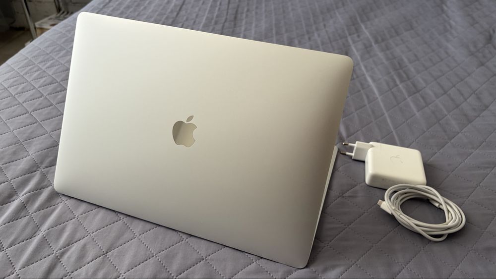 MacBook Pro 15, 16/256 ГБ, 2016