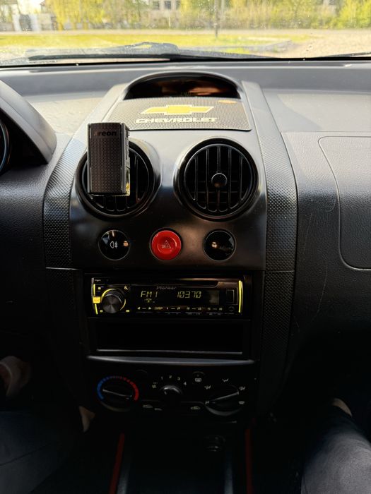 Chevrolet aveo 2005 рік 1.5 бензин