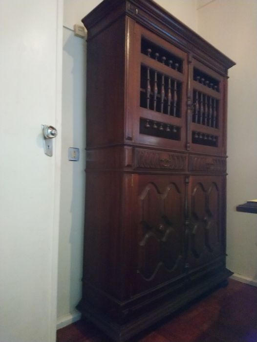 dois móveis louceiros