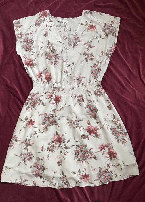 Sukienka biała w kwiaty
