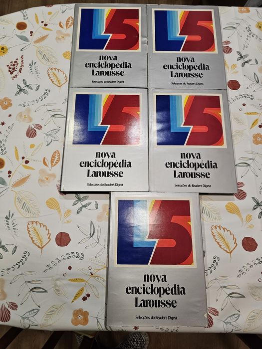 Vendo cinco livros nova enciclopédia larousse