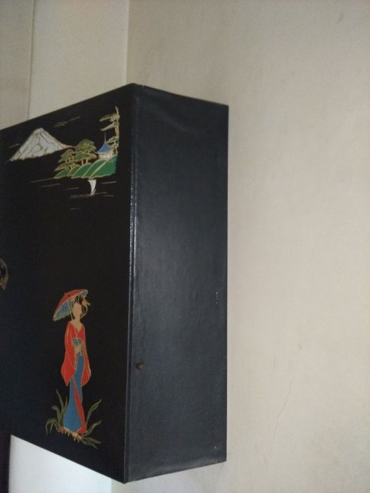 garrafeira com motivos chineses