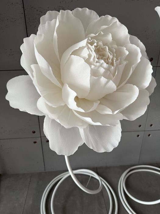 Kwiaty z krepiny na białych łodygach