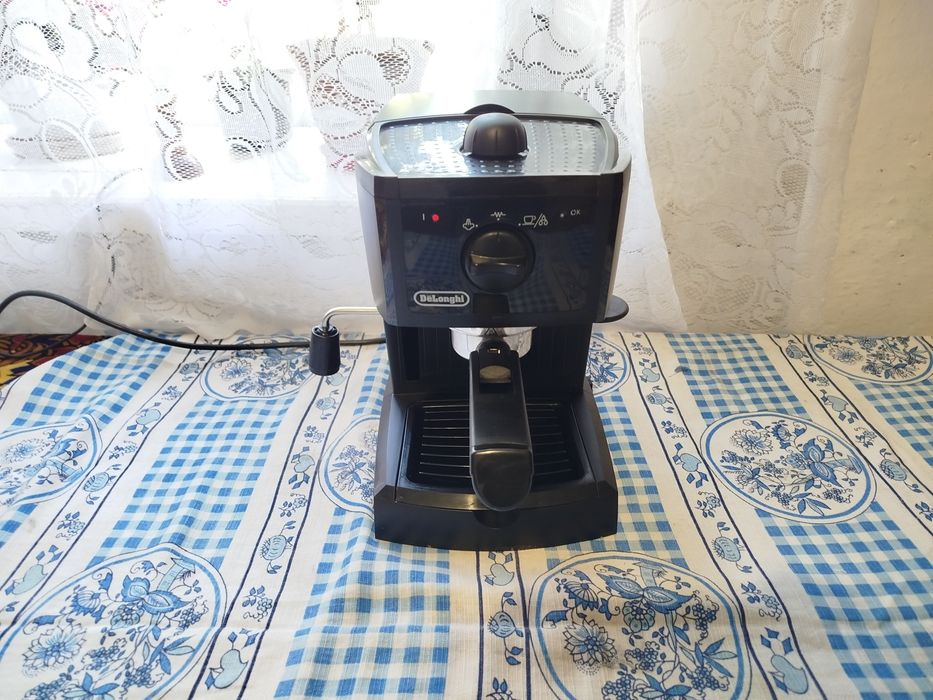 Кавоварка DeLonghi EC у відмінному стані кавомашина еспресо ріжкова кофеварка Делонгі