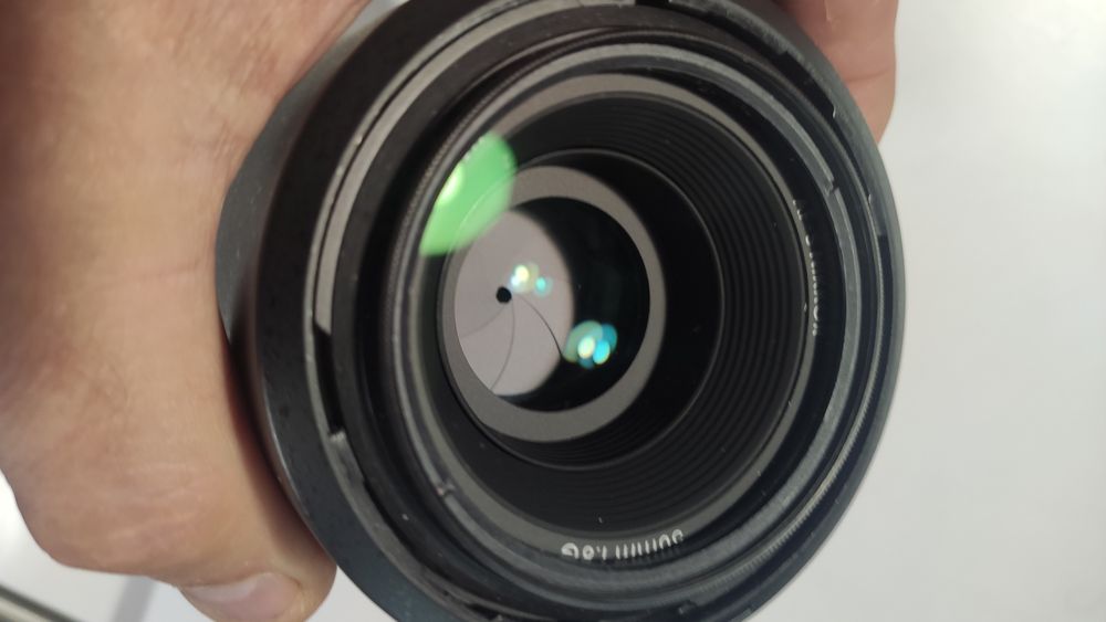 Об'єктив камери Nikon та пара синхронізаторів