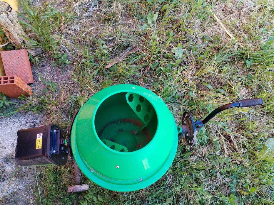 Betoneira de 63L usada apenas uma vez