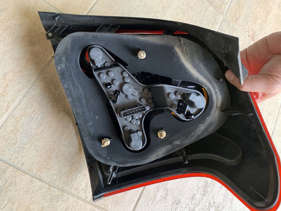 Фары Toyota Avensis