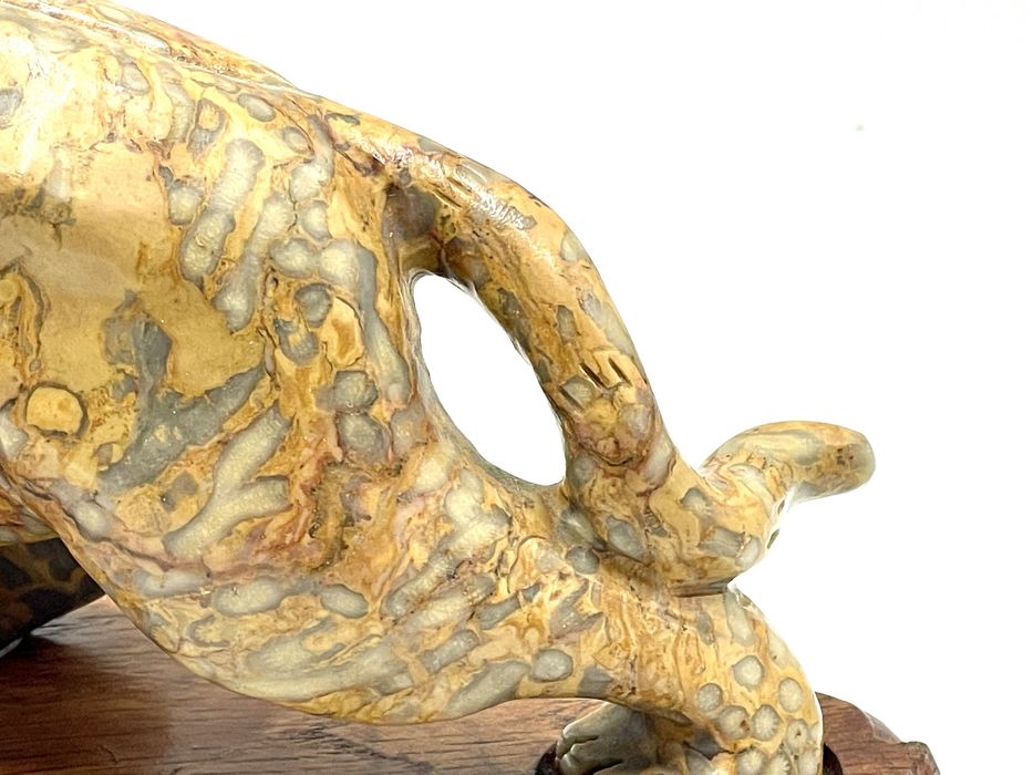 Tigre oriental em pedra jaspe brecha amarelo