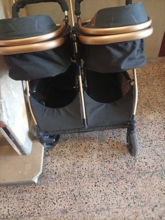 Carrinho de gémeos