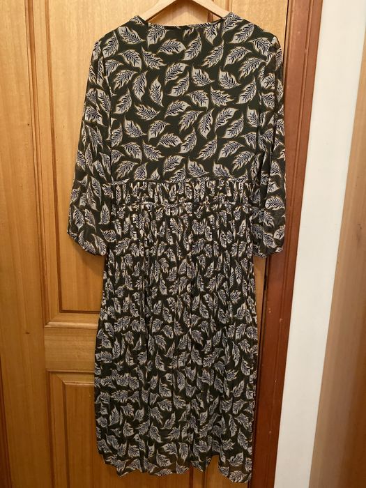 Vestido cintado com saia plissada