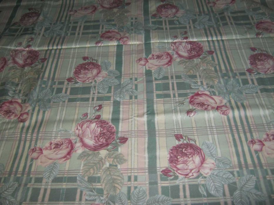 Materiał na obrus kwiaty srebrna nitka 136 / 236 cm