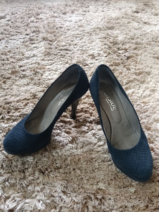 Sapatos elegantes em pele